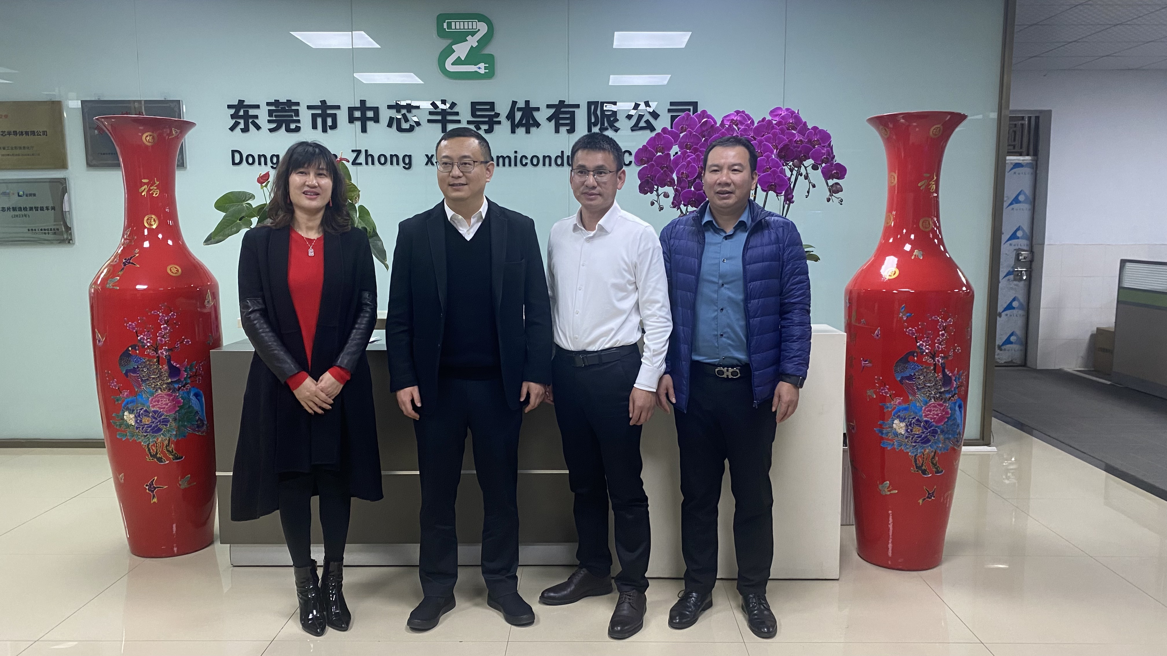 凌訊微電子有限公司迎來石碣鎮(zhèn)嚴(yán)鎮(zhèn)長及各領(lǐng)導(dǎo)蒞臨指導(dǎo)，開啟發(fā)展新征程